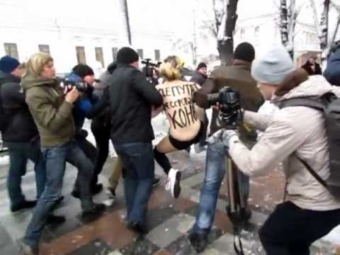 Femen атакует Верховную Раду: Вход конем