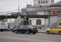 Аресты в Москве за баннер: Путин это война Путин это смерть